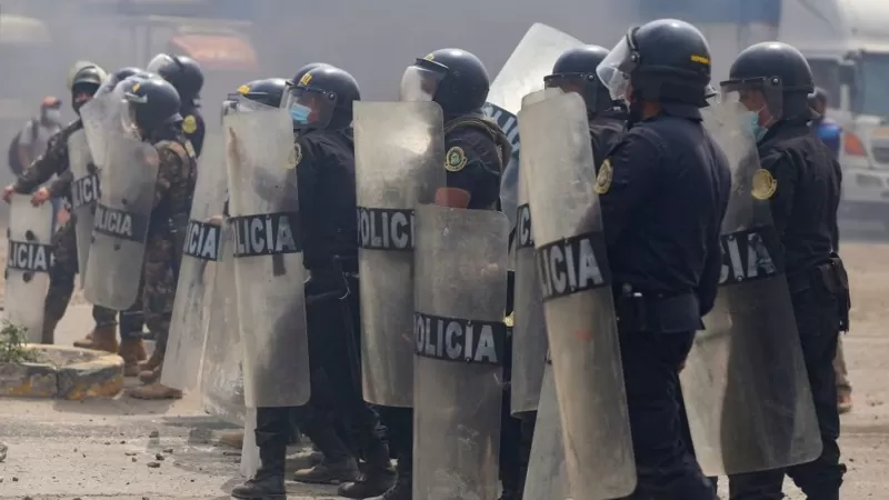 Pedro Castillo decreta toque de queda en Lima Perú por protestas violentas