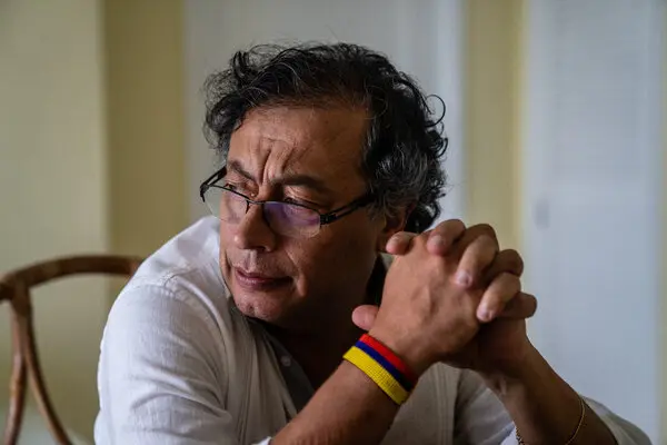 investiga a Gustavo Petro