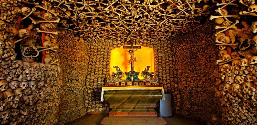 Las catacumbas de Lima, el impresionante cementerio subterráneo bajo la capital de Perú