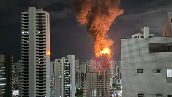 Incendio destruye edificio en construcción en Recife, Brasil