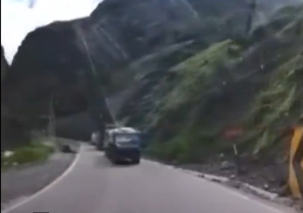Video: Avalancha de Piedras sobre vehículos Peru