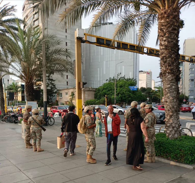 Militares patrullan Miraflores las zonas más seguras de Lima
