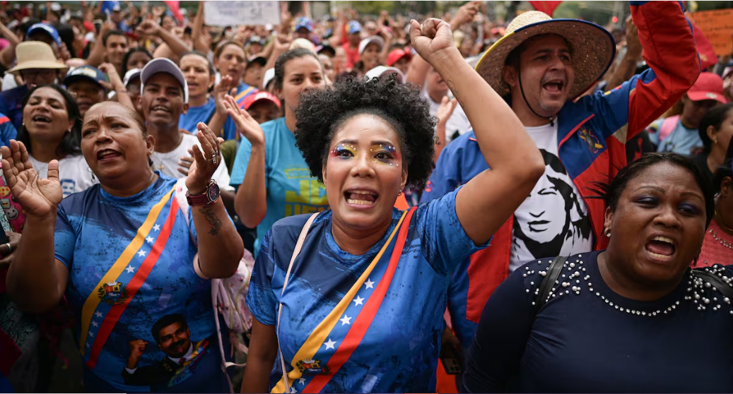 Madres identifican a sus hijos entre las imágenes de los deportados a el Salvador: "no son criminales". Revisa la información...