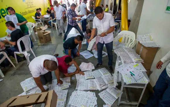 Colombia inicia conteo para elegir presidente