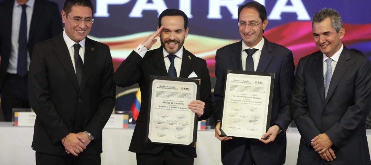 El Consejo Nacional Electoral entrega la credencial oficial a Abelardo de la Espriella como presidente electo de Colombia
