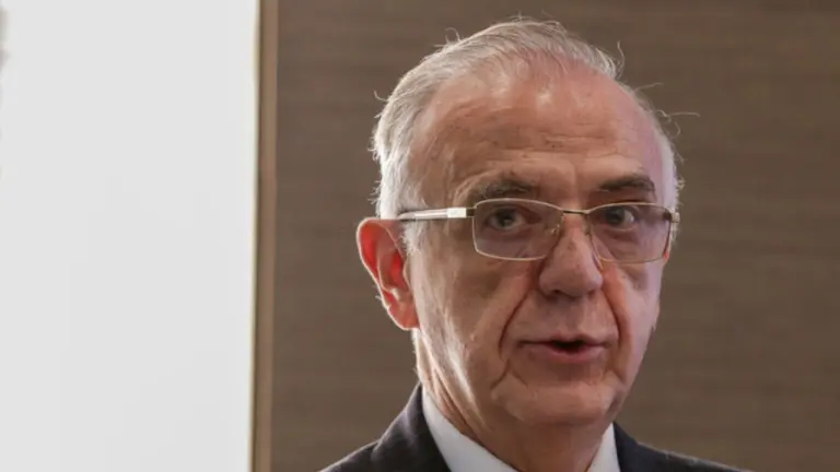 El exministro de Defensa Iván Velásquez reacciona al informe sobre negociaciones con el Clan del Golfo