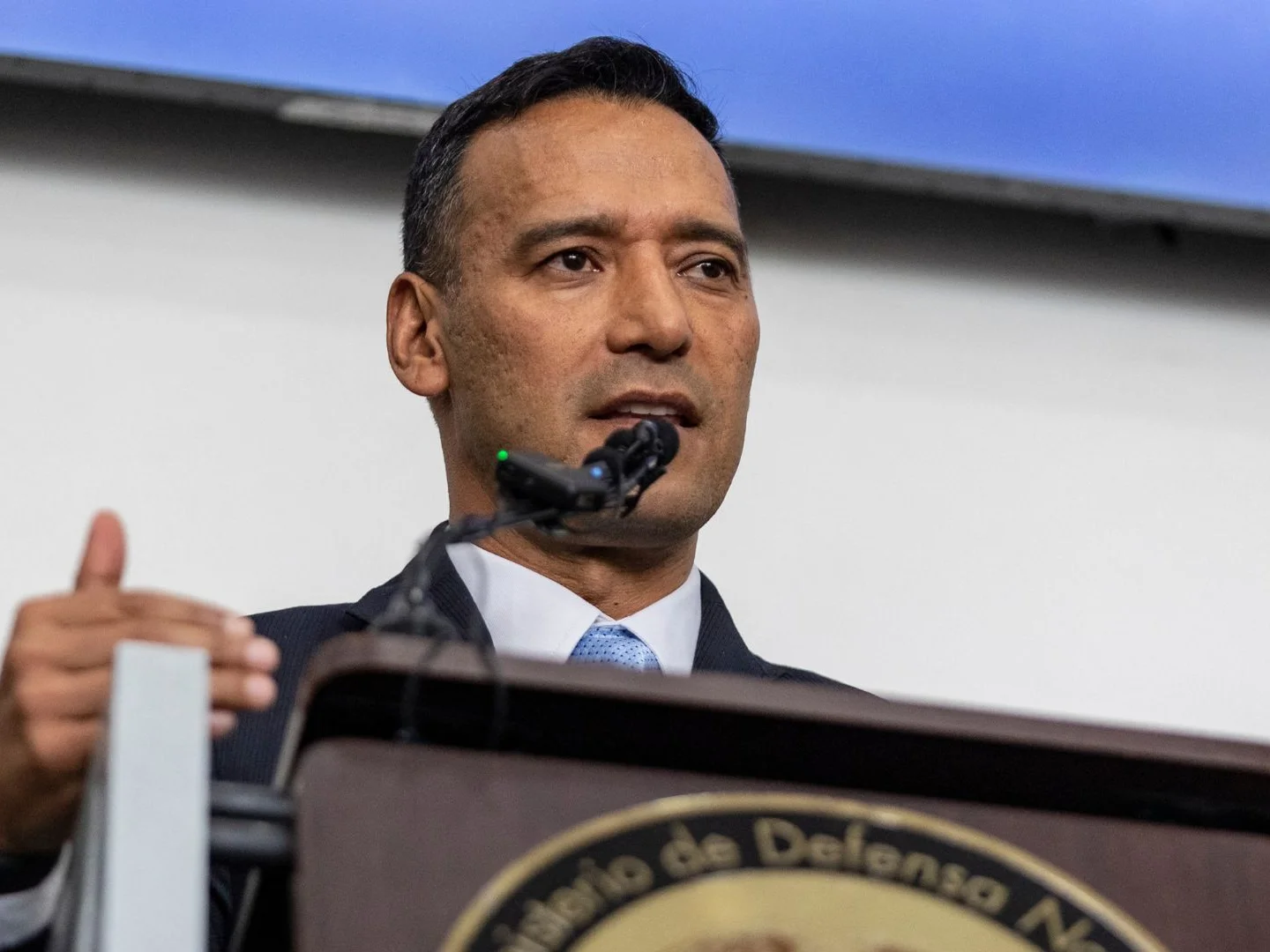 Oposición duda de licencia de Ministro de defensa en Colombia