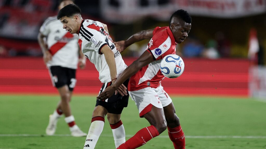 Santa Fe y River Plate firman tablas en un intenso duelo de Copa Sudamericana