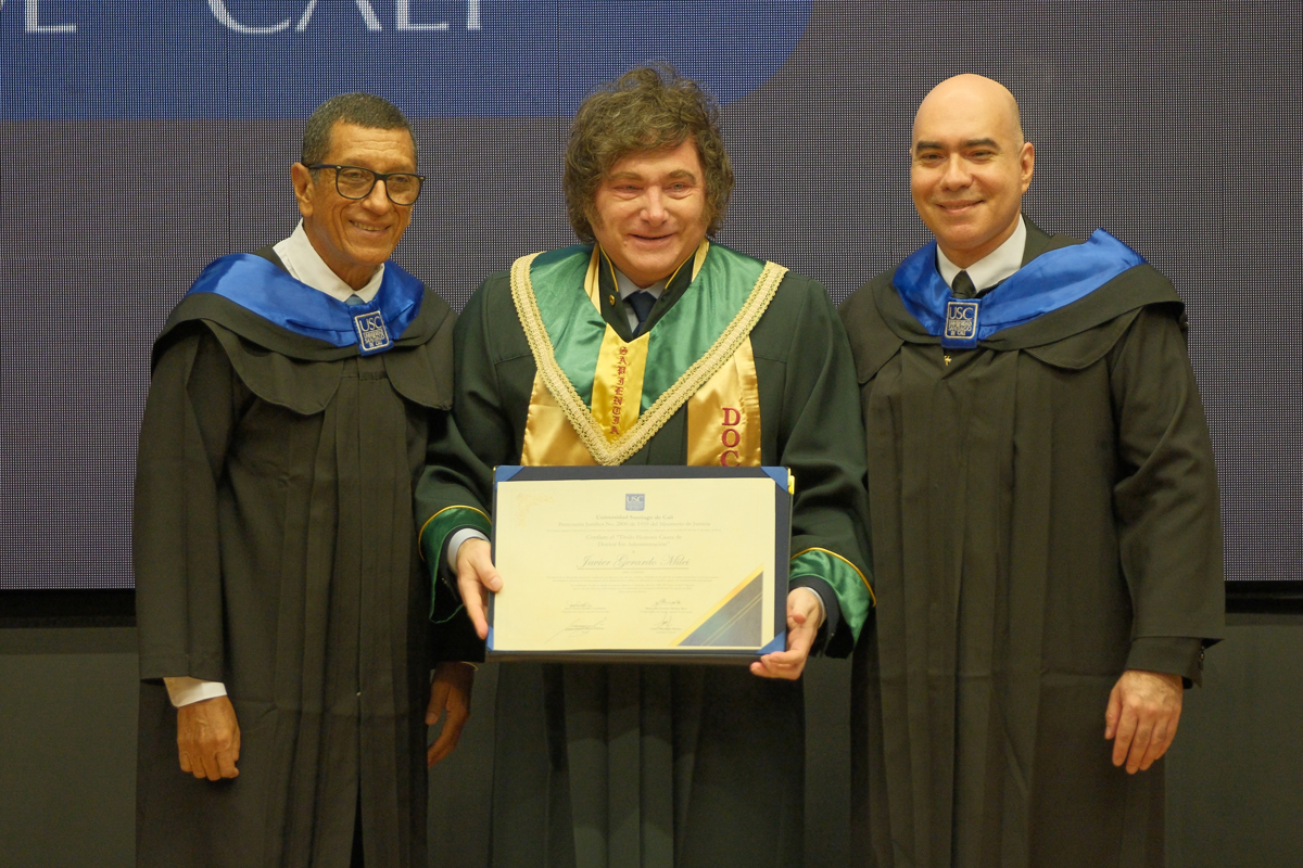 Javier Milei recibe doctorado honoris causa en Colombia previo a investidura presidencial