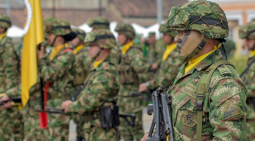 ¿Un año de servicio militar con salario mínimo obligatorio en las Fuerzas Armadas de Colombia?