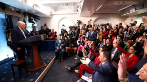 CNN, MS NOW y Politico regresan a la Casa Blanca tras fallo de juez federal