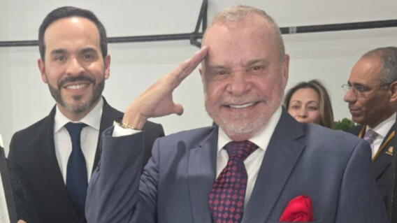 El presidente Abelardo de la Espriella acude a clínica en Usaquén por cirugía de su padre